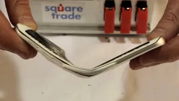 De bună voie, Samsung îşi îndoaie noile Galaxy S6 şi S6 Edge [VIDEO]