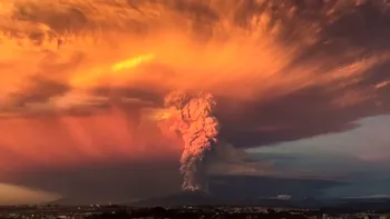 Erupția unui vulcan, surprinsă într-un material video impresionant [VIDEO]