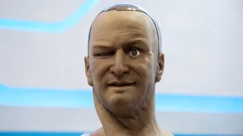 Robotul care vorbește cu tine și imită expresii faciale