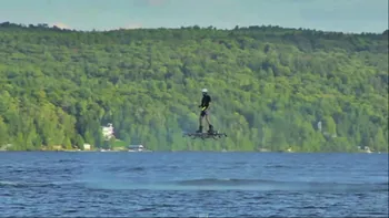 Un inventator de origine română, record mondial pentru zbor cu un hoverboard [VIDEO]
