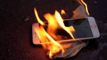 Un iPhone a luat foc și utilizatorul s-a ales cu arsuri grave. Care e cauza incidentului