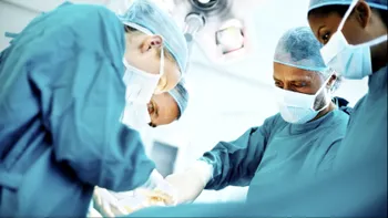 Cel mai deranjant apel: un medic și-a uitat telefonul în abdomenul unei mame
