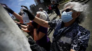 Și bunica ta poate face graffiti-uri: proiectul care aduce împreună arta urbană și bătrânii [FOTO]