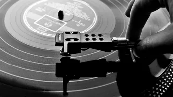Discul de vinil, privit la microscop, pare o tehnologie ciudată și fascinantă [VIDEO]
