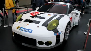 Pe jumătate Lego: cea mai impresionantă mașină de la cursa Le Mans [VIDEO]