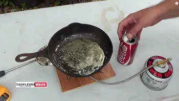 Cum faci artă modernă? Cu o doză de Coca Cola și plumb topit [VIDEO]