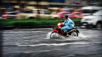 Motocicleta care merge cu apă te va face să speri că poluarea poate fi oprită