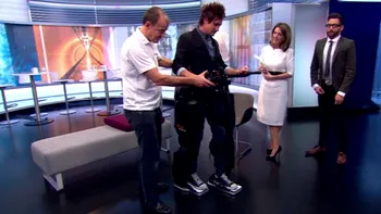 Un bărbat paralizat descrie mersul cu ajutorul picioarelor robotice [VIDEO]
