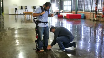 Acest exoschelet inteligent e salvarea oamenilor care nu pot merge [VIDEO]