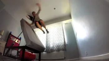 Dacă alarma nu te trezește, acest pat va reuși