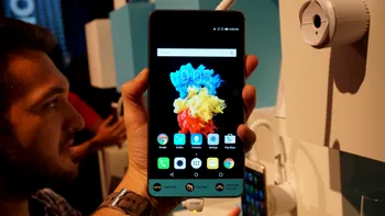 Lenovo Phab Plus se vrea un telefon, dar nu se așteaptă nimeni să vorbești la el