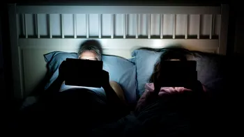 De ce utilizarea telefonului înainte de culcare îți poate afecta somnul și sănătatea