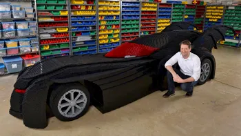 Omul care și-a construit un Batmobil din piese lego