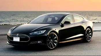 Un vehicul Tesla este mai rapid decât o mașină de curse