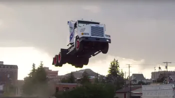 Un camion a doborât recordul mondial cu un salt uriaș