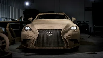 Acest Lexus este realizat în întregime din carton și poate fi condus