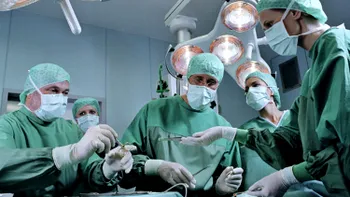 Medicul care își transmite autopsiile live, pe Facebook