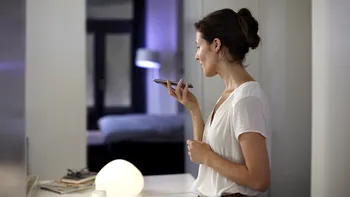 Ajustaţi-vă lumina din casă prin comenzi vocale cu Philips Hue