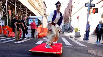 Acest Aladdin modern s-a plimbat prin New York pe un 