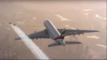 Doi oameni cu jetpack zboară în jurul unui Airbus A380