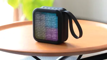 Acest mic difuzor oferă efecte vizuale atunci când redă muzică