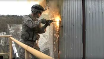 Armata SUA a creat o torță portabilă care poate topi orice metal în câteva secunde