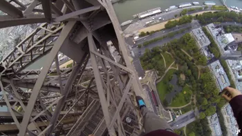 Britanicul care a escaladat Turnul Eiffel fără frânghii
