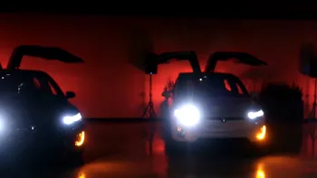 Spectacolul de lumini al acestor Tesla Model X e mai tare decât pomul tău de Crăciun