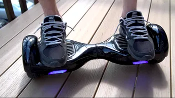 Amazon le cere clienților să își arunce hoverboardurile la gunoi din motive de siguranță