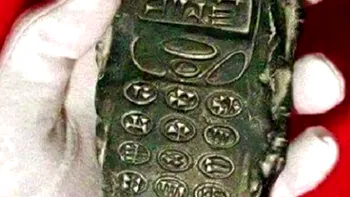 Presupusa fotografie a unui telefon vechi de 800 de ani a creat isterie în online