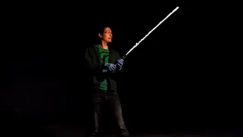 Această brichetă uriașă este de fapt o sabie laser inspirată din Star Wars
