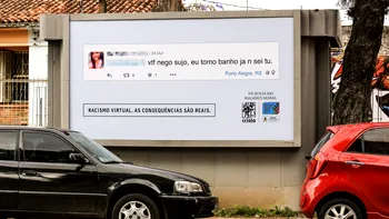 Postările rasiste online ajung pe panouri publicitare în fața casei