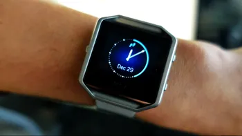 Fitbit lansează o brățară de fitness cu funcționalități de smartwatch
