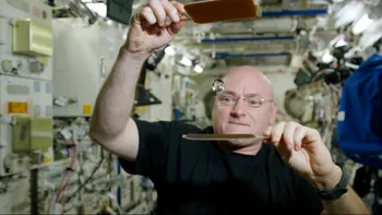 Scott Kelly îți arată cum poți juca ping-pong cu molecule de apă în spațiu