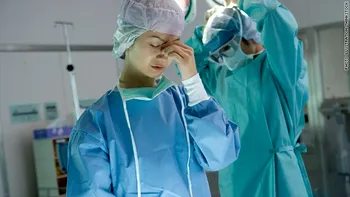 Acest scaun purtabil este gândit pentru chirurgi, dar e util și când stai la coadă