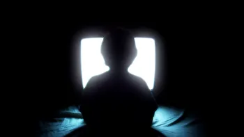 Pentru prima oară, copiii stau mai puțin în fața televizorului decât online