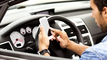 Folosirea telefonului la volan: Ce sancțiuni riscă șoferii și cum pot evita amenzile