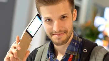 Acest telefon japonez are două ecrane, dar niciun rost [FOTO]
