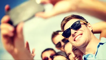 Un selfie cu un cal câștigă premii și creează controverse