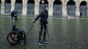 Acest exoschelet robotic permite oamenilor paralizați să meargă din nou
