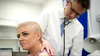 O femeie din Marea Britanie primește vaccinul anti-cancer