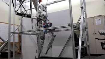 Acest robot aleargă mai bine ca tine, chiar dacă e doar o pereche de picioare mecanice