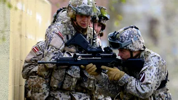 De ce unele armate folosesc ținute de camuflaj cu model pixelat
