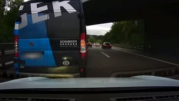 Pe pilot automat, un Tesla Model S s-a izbit într-o dubă