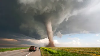 Și-au riscat viața pentru a filma o tornadă uriașă de aproape