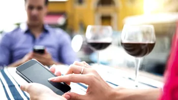 Dublu standard: Facebook vs SMS pe mobil în timpul cinei