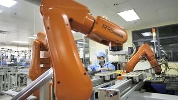 Roboții fac primele ”victime”: 60.000 de angajați Foxconn