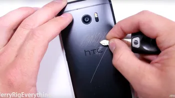Cum rezistă HTC 10 la zgârieturi și îndoire [VIDEO]