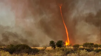 O tornadă de foc este cel mai înfricoșător lucru pe care l-ai putea veda