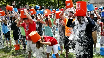 Oamenii nu și-au turnat gheață în cap degeaba: fenomenul viral Ice Bucket Challenge chiar va salva vieți